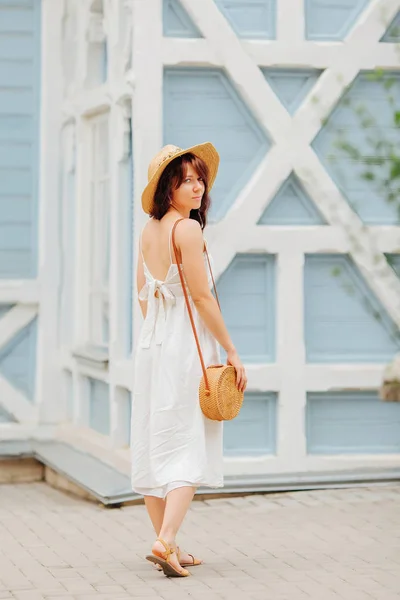 대나무 핸드백과 가벼운 모자에 — 스톡 사진