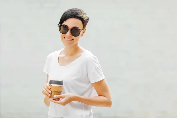 Young Woman Holding Reusable Coffee Mug Sustainable Lifestyle Eco Friendly — Stock Photo, Image