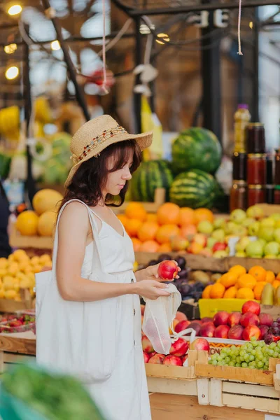 Молодая Женщина Кладет Фрукты Овощи Хлопчатобумажную Сумку Продовольственный Рынок Многоразовая — стоковое фото