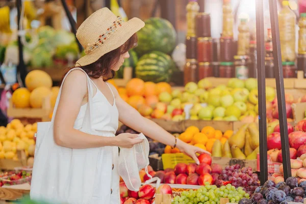 Junge Frau Legt Obst Und Gemüse Baumwolltasche Auf Lebensmittelmarkt Wiederverwendbare — Stockfoto