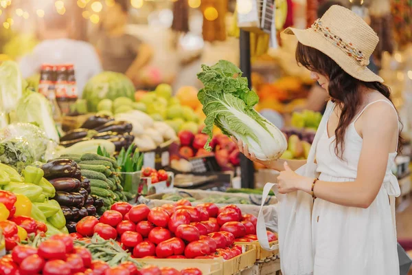 Jonge Vrouw Zet Groenten Fruit Katoen Produceren Tas Voedselmarkt Herbruikbare — Stockfoto