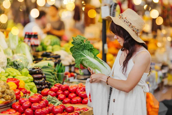 Jonge Vrouw Zet Groenten Fruit Katoen Produceren Tas Voedselmarkt Herbruikbare — Stockfoto