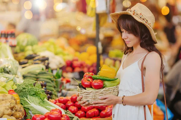Женщина Выбирает Фрукты Овощи Продовольственном Рынке — стоковое фото