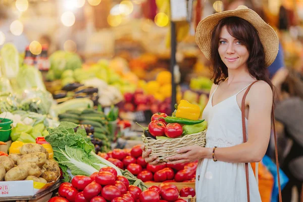 Женщина Выбирает Фрукты Овощи Продовольственном Рынке — стоковое фото