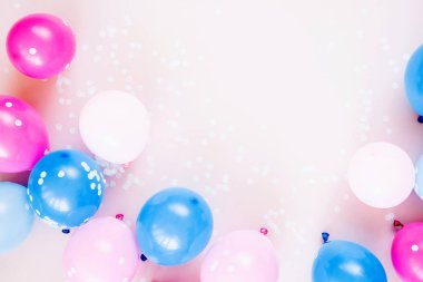 Festival pastel renk arka plan üzerinde renkli balonlar ya da Doğum günü partisi konsepti