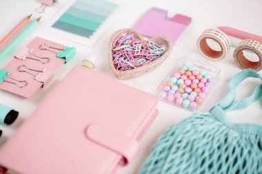 Düz şık kırtasiye ile yatıyordu, pembe ve mavi pastel renkte okul malzemeleri