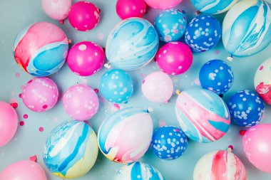 Festival pastel renk arka plan üzerinde renkli balonlar ya da Doğum günü partisi konsepti