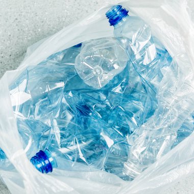 Plastik torbada atık toplama, plastik ve ekoloji geri dönüşüm kavramı