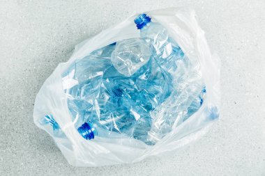 Plastik torbada atık toplama, plastik ve ekoloji geri dönüşüm kavramı