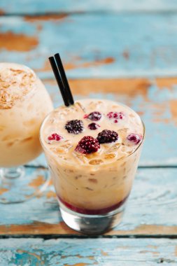 süt ve çikolata şurubu ile buzlu kahve ile gözlük