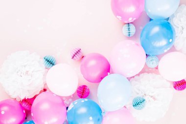 Festival pastel renk arka plan üzerinde renkli balonlar ya da Doğum günü partisi konsepti