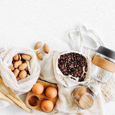 Fındık, kurutulmuş meyve ve groats eko pamuk torbalar ve mutfakta beyaz masada cam kavanoz
