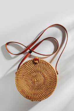 Beyaz arka plan üzerinde Moda yuvarlak bambu çanta 