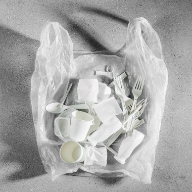 Plastik torbaiçinde gıda plastik ambalaj, plastik ve ekoloji geri dönüşüm kavramı