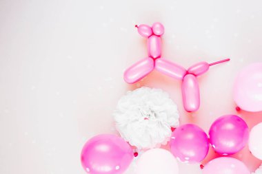 Festival pastel renk arka plan üzerinde renkli balonlar ya da Doğum günü partisi konsepti