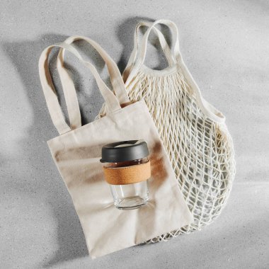 Eko çanta ve yeniden kullanılabilir kahve bardağı, plastik ücretsiz kavram.