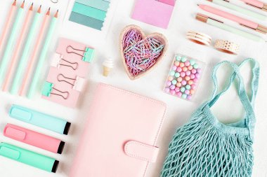 Düz şık kırtasiye ile yatıyordu, pembe ve mavi pastel renkte okul malzemeleri