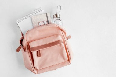 Sırt çantası, okul malzemeleri ve çalışma için kitaplar ile Düz yatıyordu