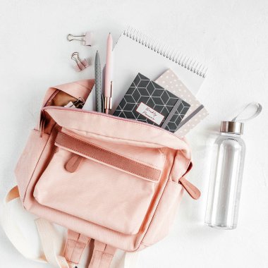 Sırt çantası, okul malzemeleri ve çalışma için kitaplar ile Düz yatıyordu