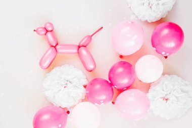 Festival pastel renk arka plan üzerinde renkli balonlar ya da Doğum günü partisi konsepti