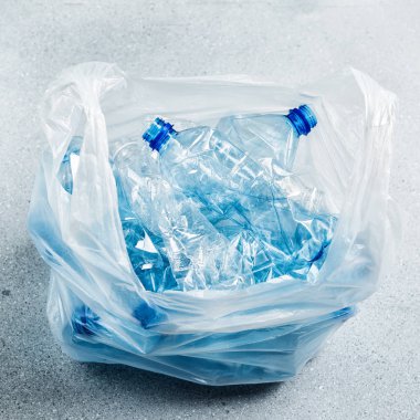 Plastik torbada atık toplama, plastik ve ekoloji geri dönüşüm kavramı