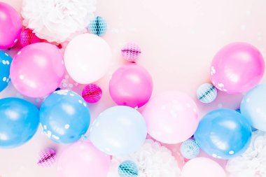 Festival pastel renk arka plan üzerinde renkli balonlar ya da Doğum günü partisi konsepti