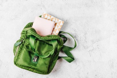 Öğrenciler çalışma için kitap ile sırt çantası