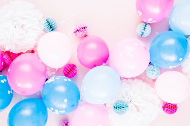 Festival pastel renk arka plan üzerinde renkli balonlar ya da Doğum günü partisi konsepti