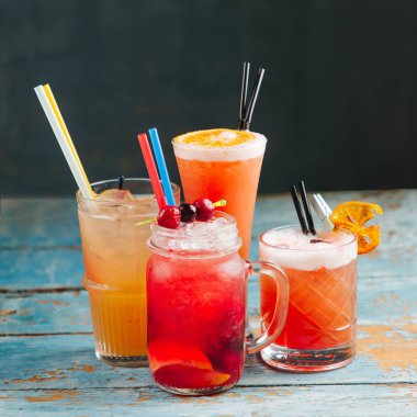 Narenciye ve çilek ile Çeşitli yaz içecekleri
