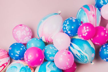 Festival pastel renk arka plan üzerinde renkli balonlar ya da Doğum günü partisi konsepti