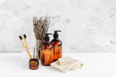 Banyoda beyaz masada lavanta, sabun ve şampuan şişeleri ile toiletry seti