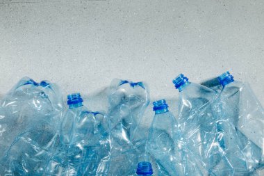 Mavi tek kullanımlık plastik şişeler, plastik ve ekoloji geri dönüşüm kavramı