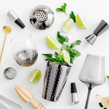 Beyaz masada kokteyl yapımı için bar aksesuarları seti 