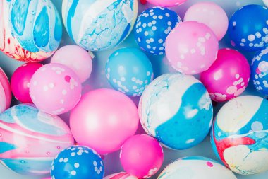 Festival pastel renk arka plan üzerinde renkli balonlar ya da Doğum günü partisi konsepti