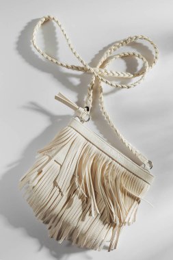 Beyaz arka plan üzerinde saçak ile Moda beyaz çanta 