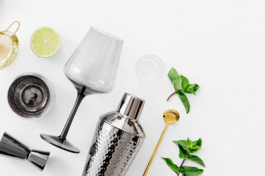 Beyaz masada kokteyl yapımı için bar aksesuarları seti 