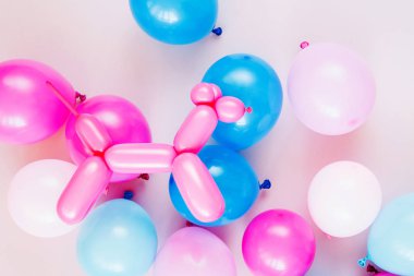 Festival pastel renk arka plan üzerinde renkli balonlar ya da Doğum günü partisi konsepti