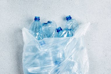 Plastik torbaiçinde gıda plastik ambalaj, plastik ve ekoloji geri dönüşüm kavramı