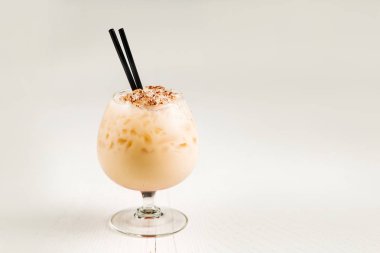 süt ve çikolata şurubu ile buzlu kahve ile cam