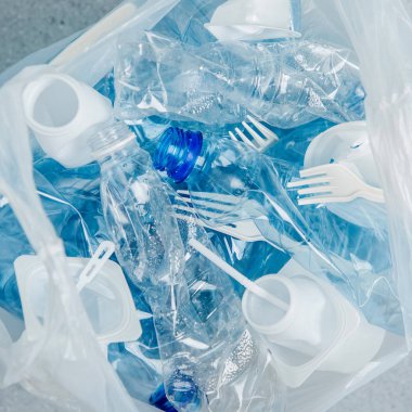 Plastik torbaiçinde gıda plastik ambalaj, plastik ve ekoloji geri dönüşüm kavramı