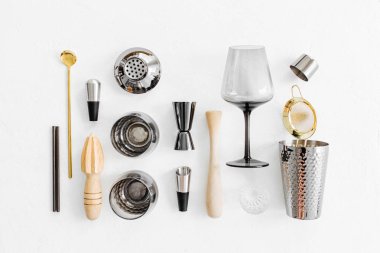 Kokteyl yapmak için Bar aksesuarları ve aletler