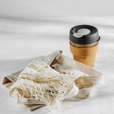 Eko çanta ve yeniden kullanılabilir kahve bardağı, plastik ücretsiz kavram