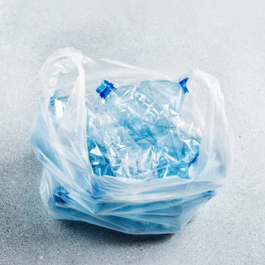 Plastik torbada atık toplama, plastik ve ekoloji geri dönüşüm kavramı