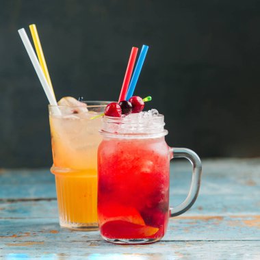 Narenciye ve çilek ile Çeşitli yaz içecekleri