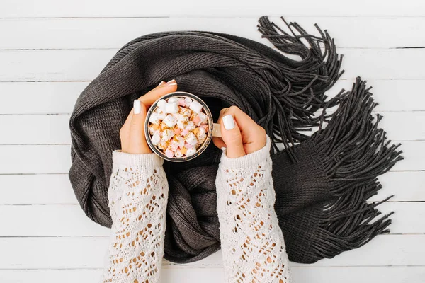 女性手拿着杯子与可可和棉花糖 秋季或冬季的概念 — 图库照片