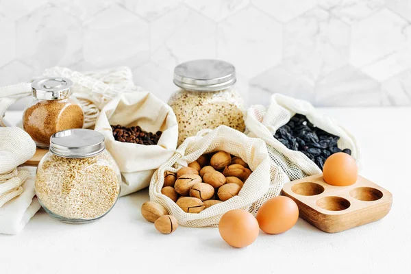 Noten Gedroogde Vruchten Groats Eco Katoenen Tassen Glazen Potten Witte — Stockfoto