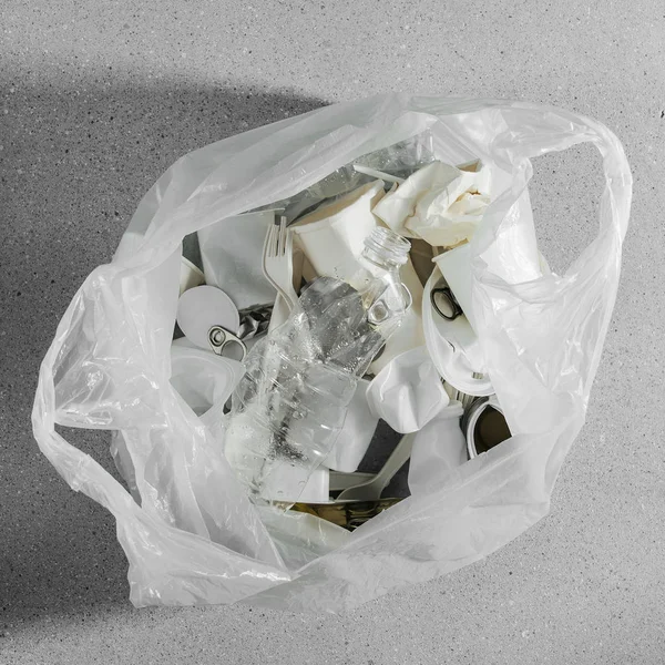Putih Tunggal Menggunakan Plastik Dalam Kantong Plastik Konsep Daur Ulang — Stok Foto