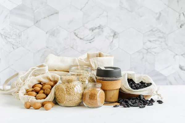 Noten Gedroogde Vruchten Groats Eco Katoenen Tassen Glazen Potten Witte — Stockfoto