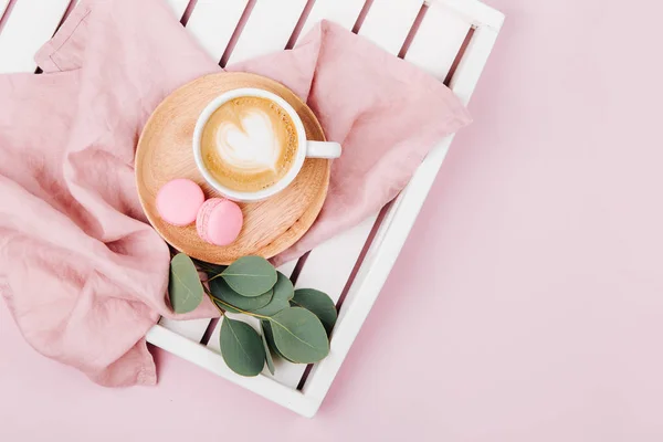 Cangkir Kopi Atas Baki Putih Dan Cabang Eukaliptus — Stok Foto