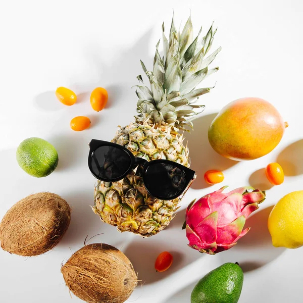 Tropische Früchte Und Ananas Sonnenbrille Auf Weißem Hintergrund — Stockfoto